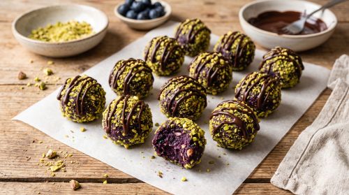 Blåbær- & pistaciekugler med mørk chokolade – opskrift af Mike Jensen